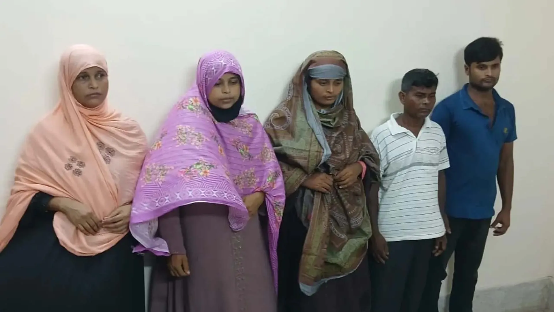 ‎বৃদ্ধা মাকে মারধরের ভিডিও ভাইরাল, ছেলে-পুত্রবধূসহ গ্রেপ্তার ৫